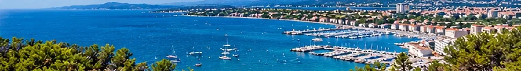 Vue panoramique d'une baie de la côte varoise avec son port de plaisance