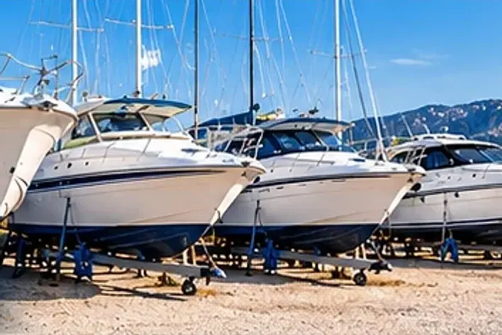 Bateaux de plaisance stockés à terre sur des bers, au bord de la Méditerranée