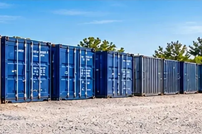 Rangée de containers maritimes de stockage bleus et gris